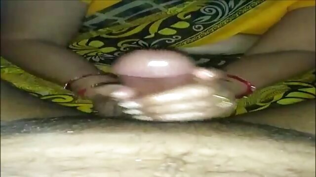 చిన్న అందగత్తె సెక్స్ డాల్ తేలుగు సేక్స్ తన వ్యక్తి యొక్క కఠినమైన రుచికరమైన పురుషాంగాన్ని మింగుతుంది